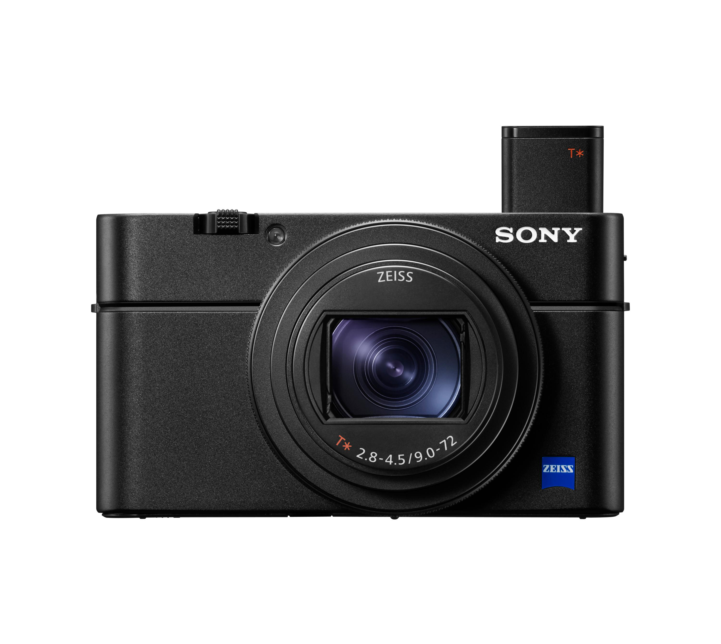 Schwarze Sony Kamera, Frontansicht, mit Objektiv und Sony Logo und externem Blitz.