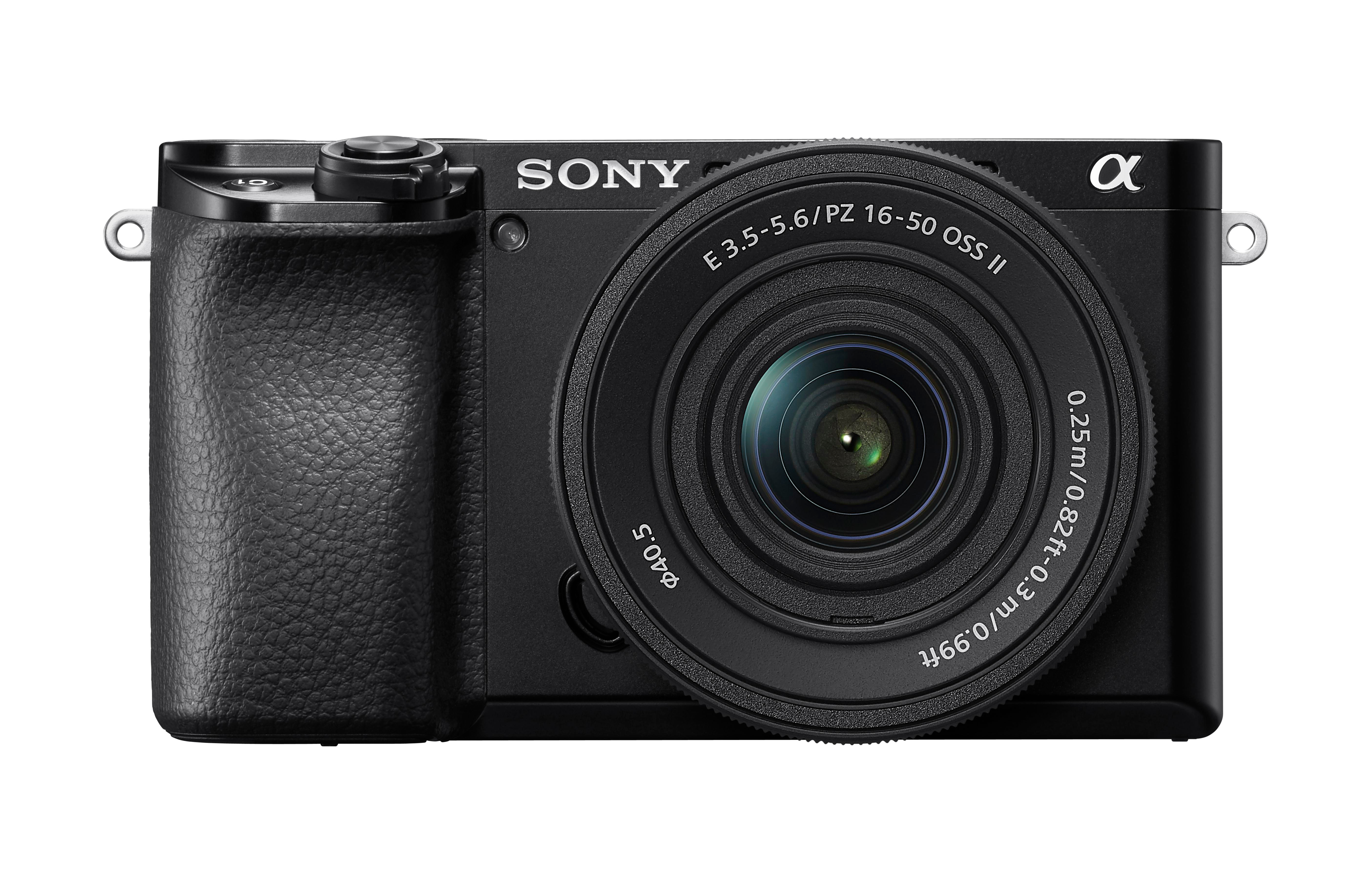 Schwarze Sony Kamera. Objektiv in der Mitte. Silberner Ring zum Aufhängen.