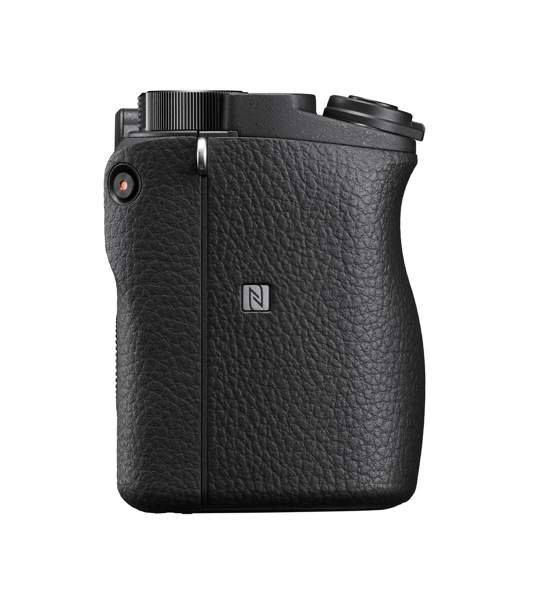 Schwarze Kamera, Seitenansicht, strukturierter Griff, N-Logo und diverse Knöpfe.