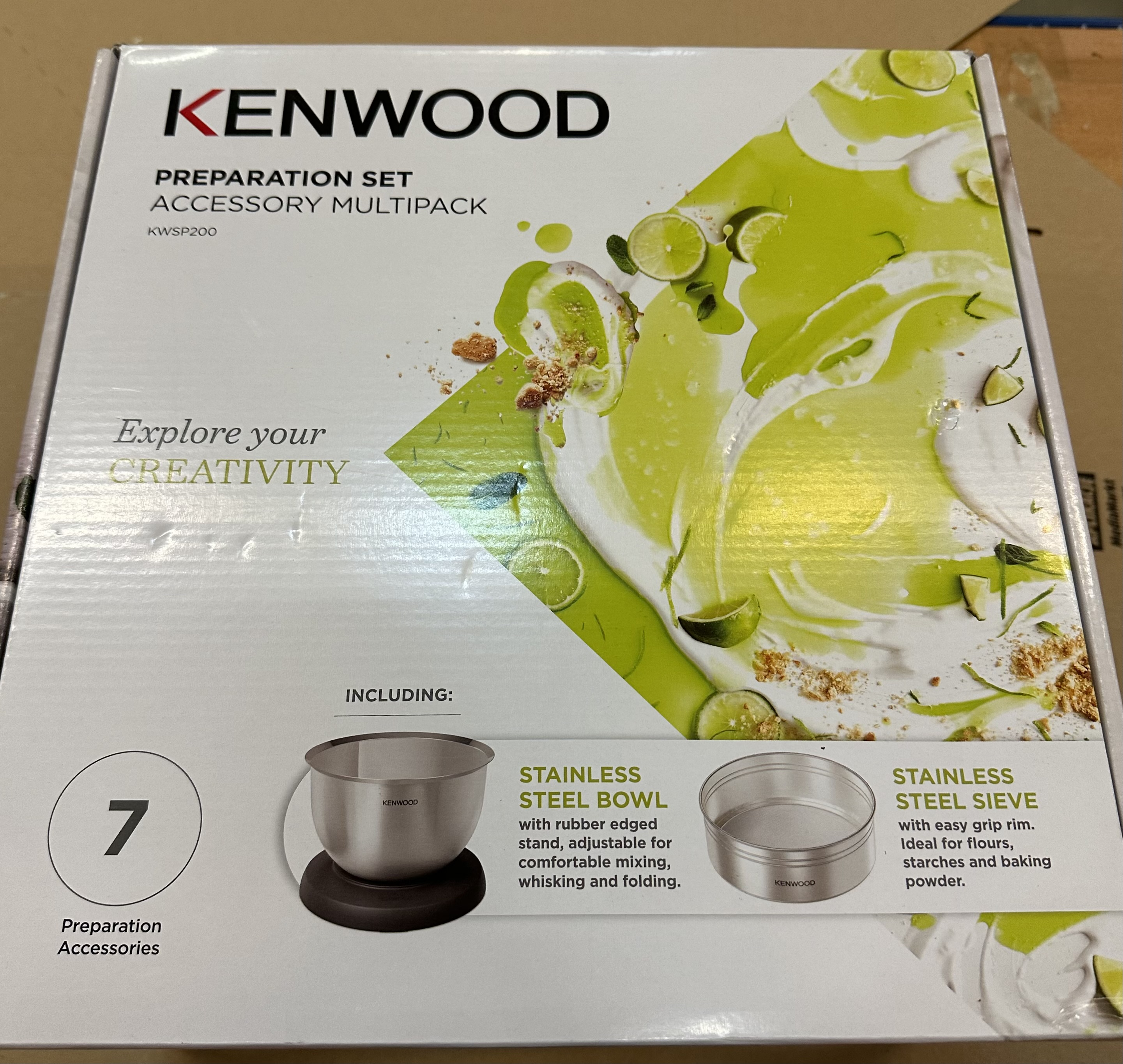Zestaw kuchenny Kenwood z akcesoriami. Zawiera miskę, sito i 7 akcesoriów.