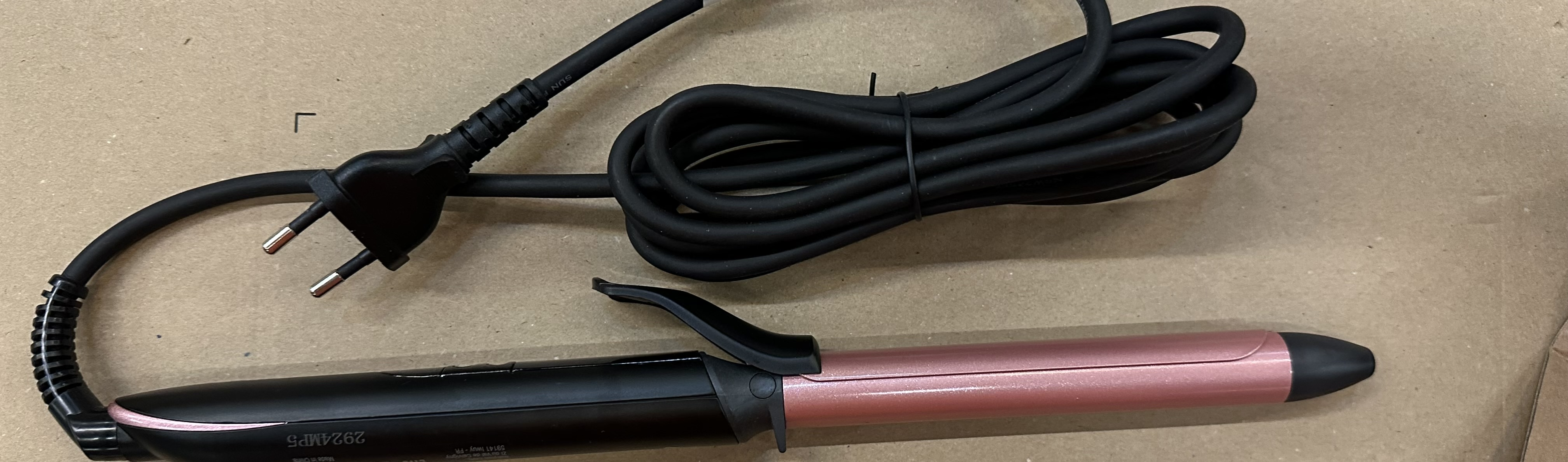 Czarna i różowo-złota lokówka z czarnym kablem i wtyczką.