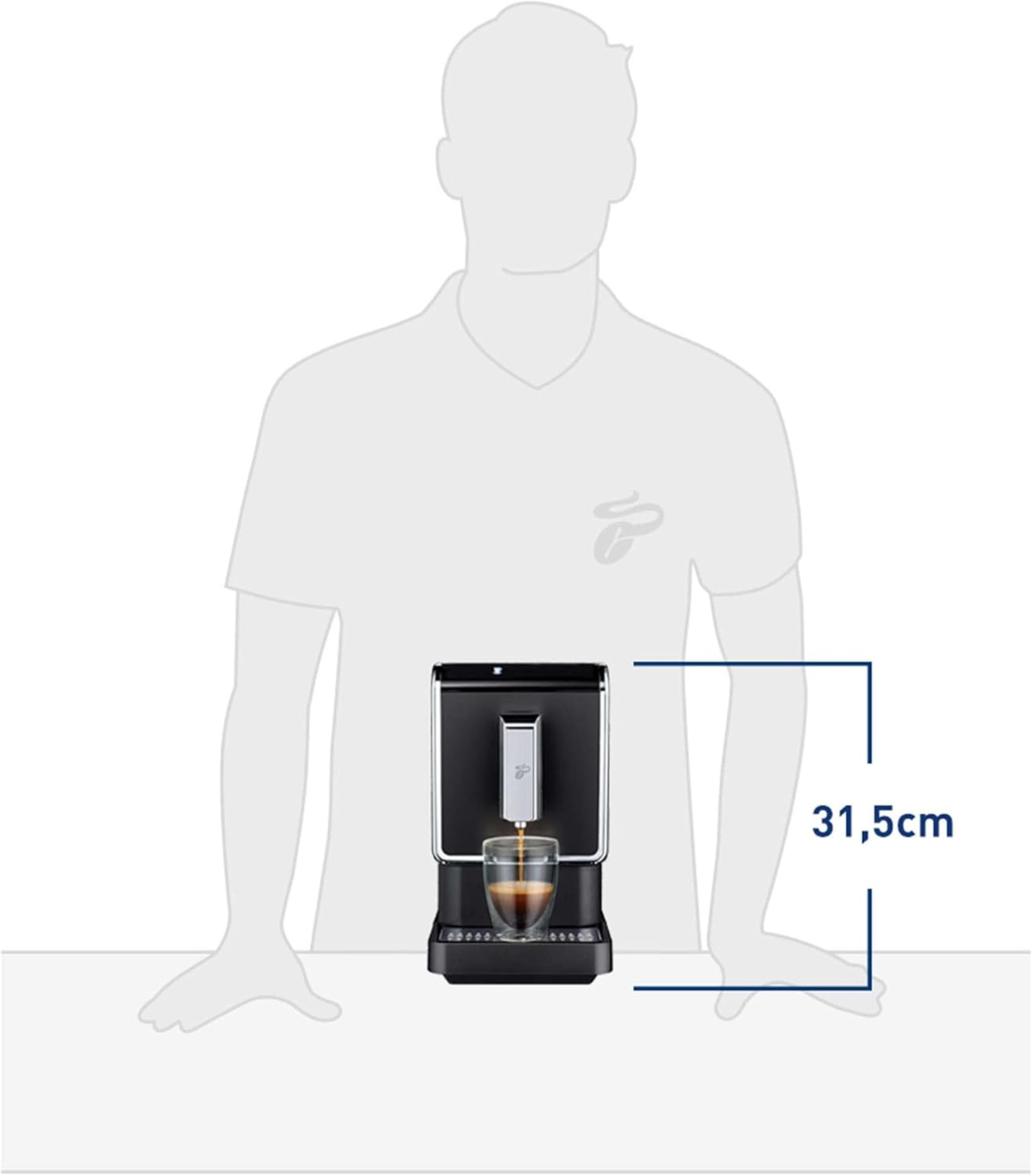 Eine Person steht neben einer schwarzen Kaffeemaschine.