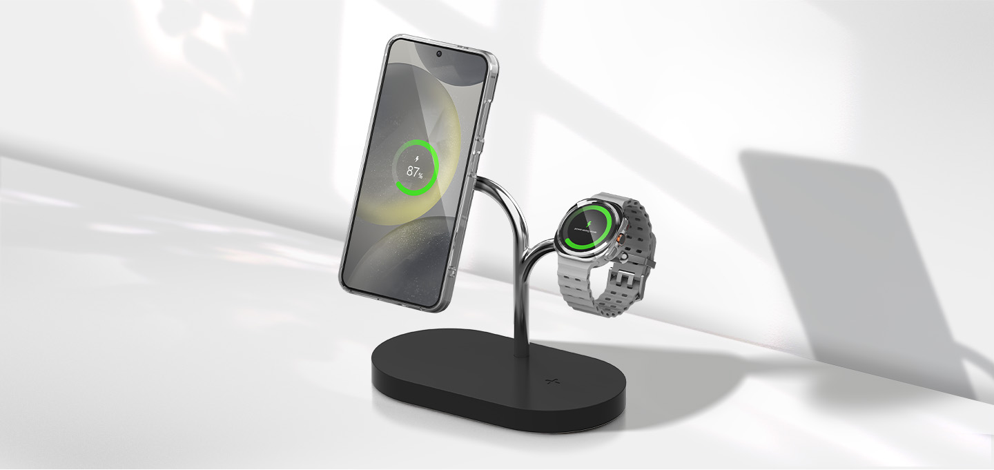 Un telefono su un supporto che carica uno smartwatch.