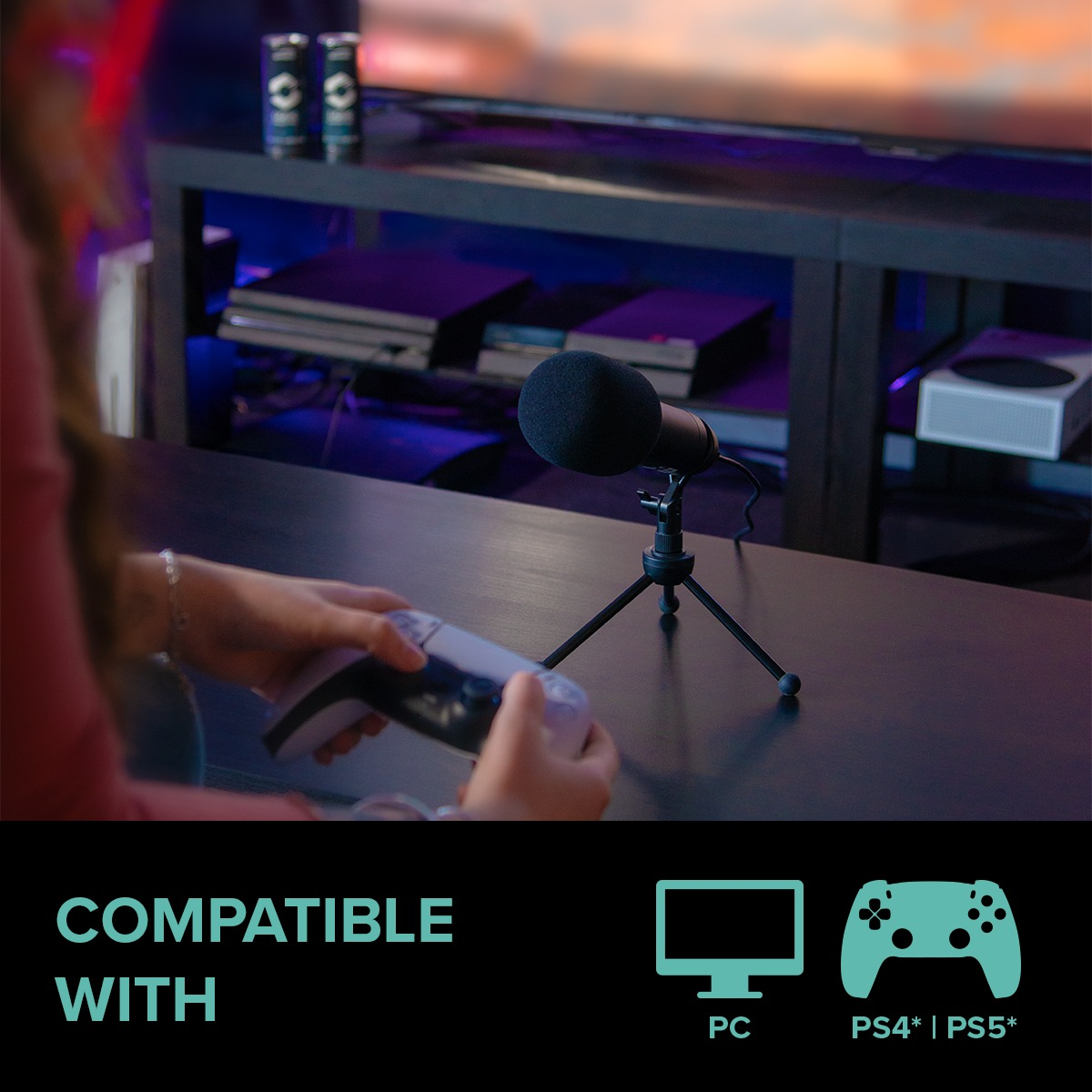 Person hält weißen Gamecontroller, Mikrofon auf Ständer. Gaming-Setup.