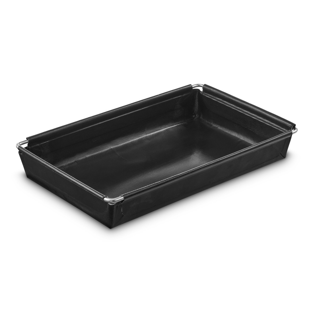 Eine schwarze rechteckige Backform mit silbernen Metallkanten, leer auf weißem Hintergrund.