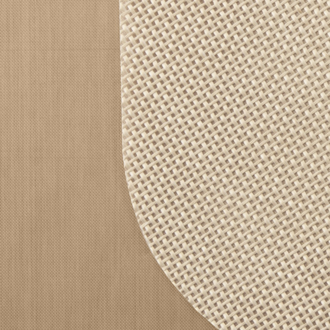 Nahaufnahme von zwei strukturierten Papierbögen, einer hellbraun und einer beige, mit gebogener Kante.