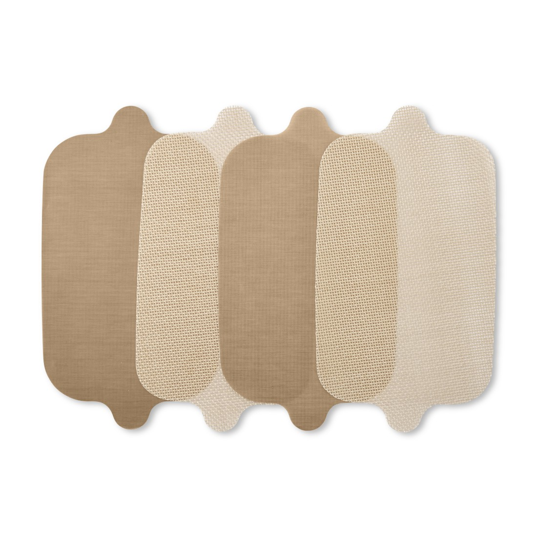 Vier beige Elektrodenpads in ovaler Form, isoliert auf weißem Hintergrund. Sie sind glatt und strukturiert.
