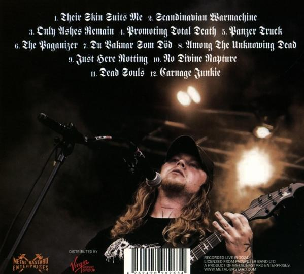Rückseite einer Musik-CD mit Bandmitgliedern auf der Bühne und Songtiteln.