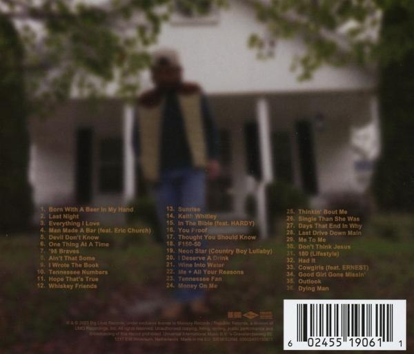 Rückseite eines Albumcovers mit Titelliste und Credits. Bild zeigt Mann vor einem Haus.