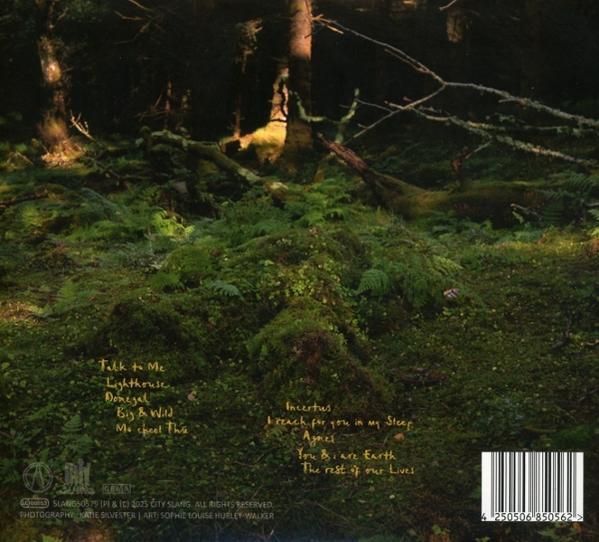 Albumcover in einer Waldumgebung.