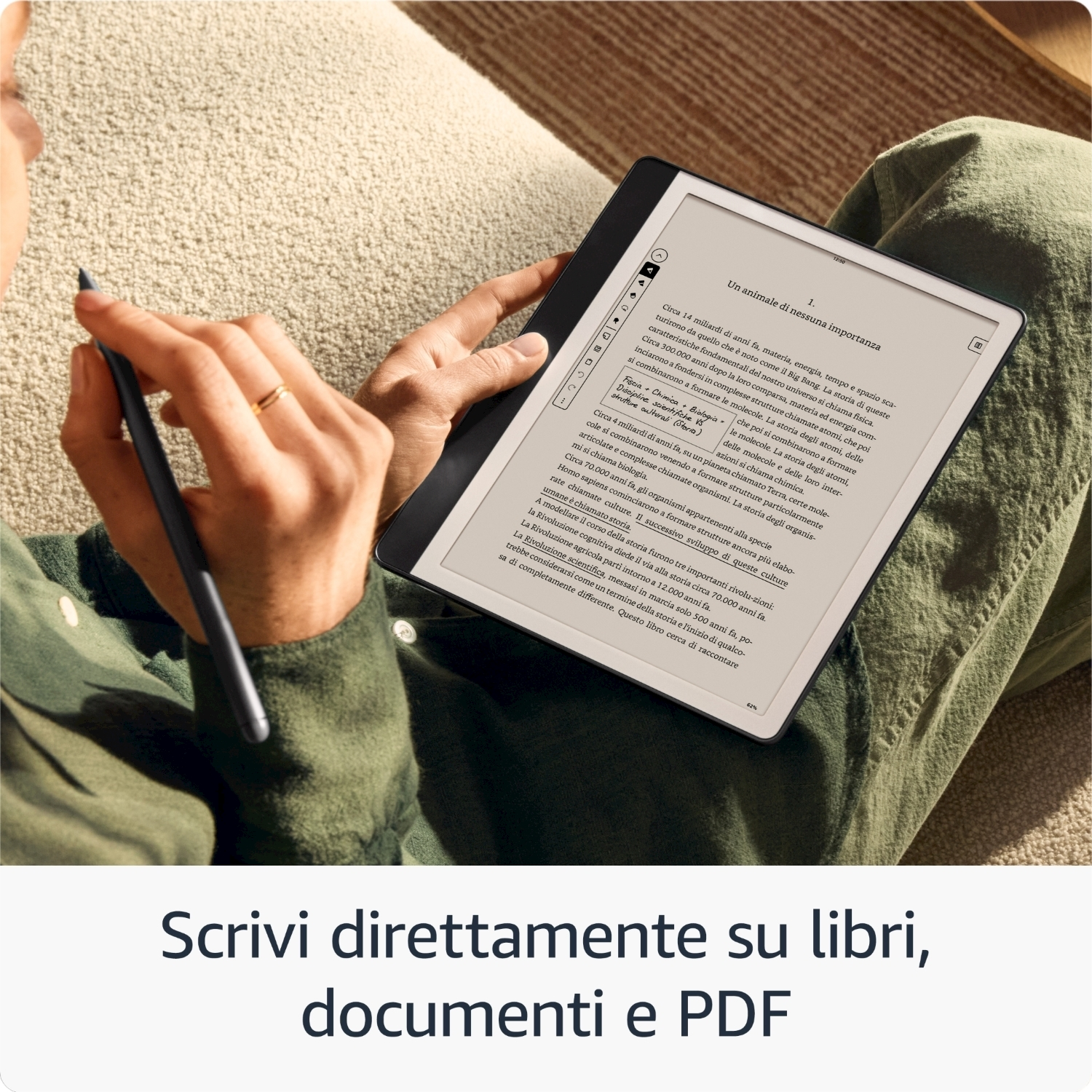 Una persona che tiene uno stilo, legge un libro su un tablet.