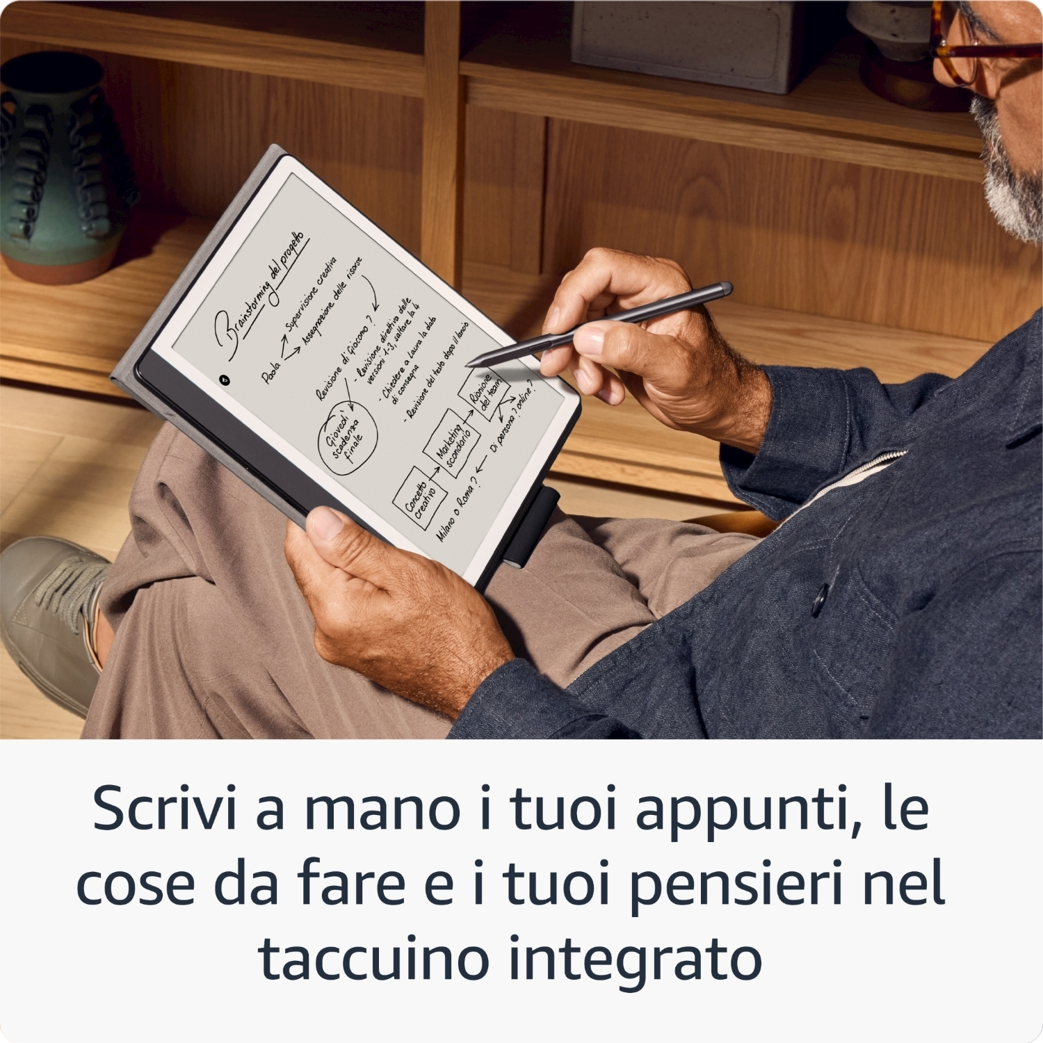 Persona che scrive su un tablet con uno stilo.