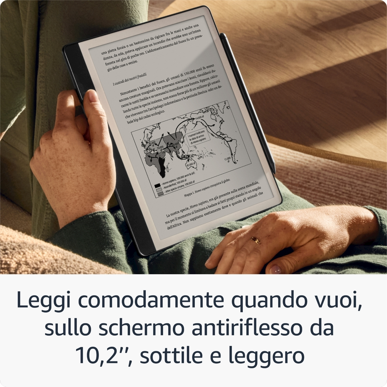 Persona che tiene un e-reader con testo, una mappa è sullo schermo.