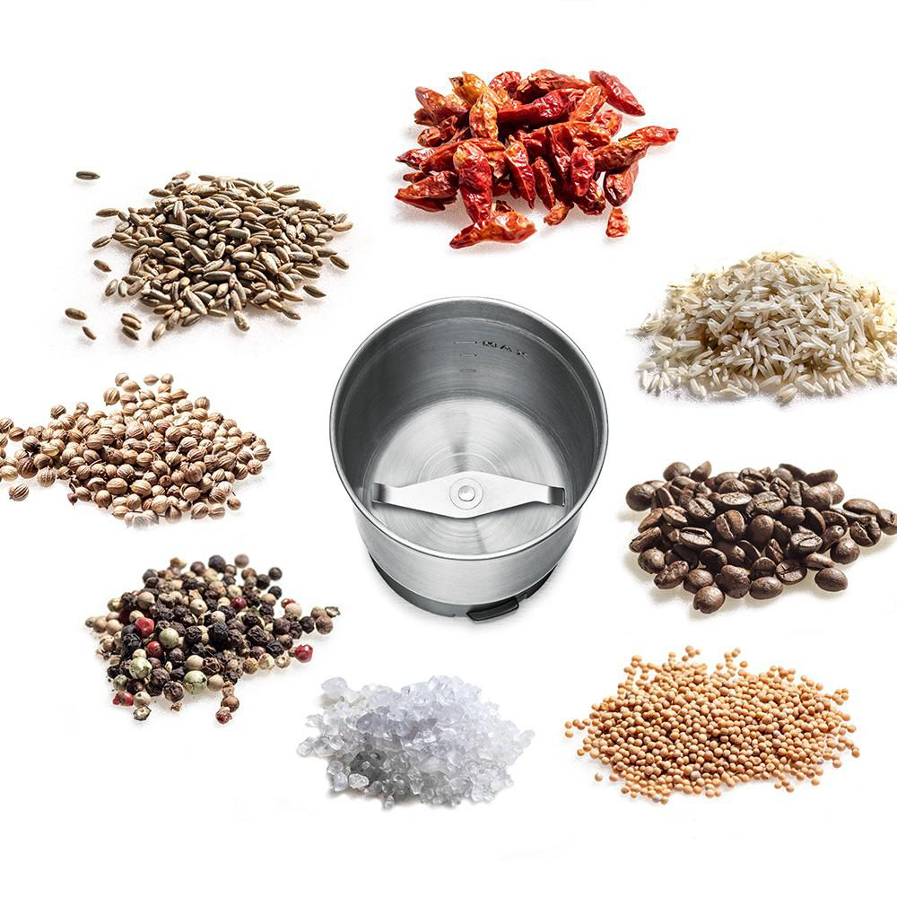 Gewürzmühle mit verschiedenen Gewürzen: Chili, Reis, Kaffeebohnen und mehr.