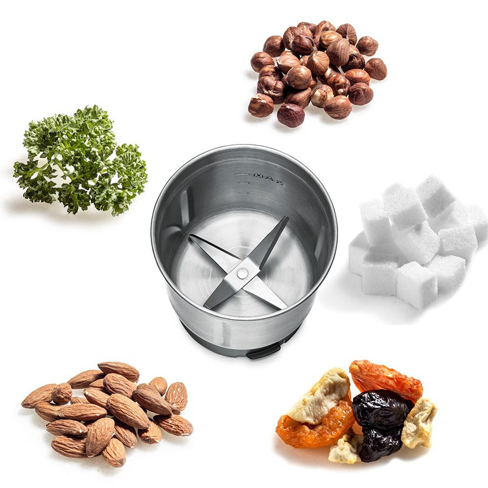 Mixer mit Zutaten: Nüsse, Würfelzucker, Petersilie, Mandeln und Trockenfrüchte.