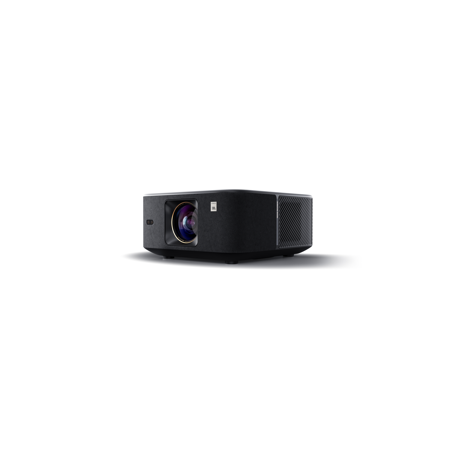 Een zwarte JBL-projector op een witte achtergrond. De lens is zichtbaar.