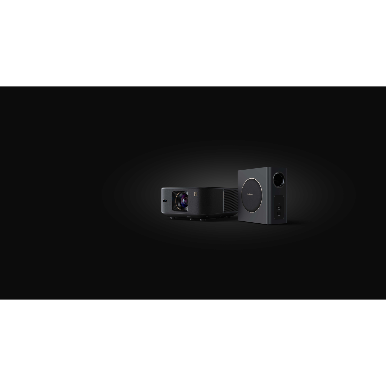 Een zwarte projector en subwoofer op een zwarte achtergrond, wat een minimalistische look creëert.