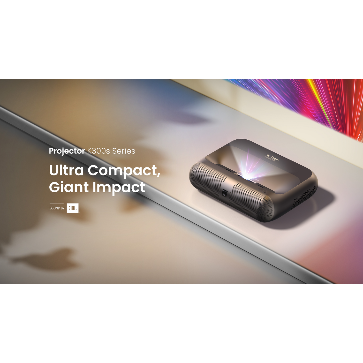 Een zwarte projector op een glanzend oppervlak met de tekst 'Ultra Compact, Giant Impact'.