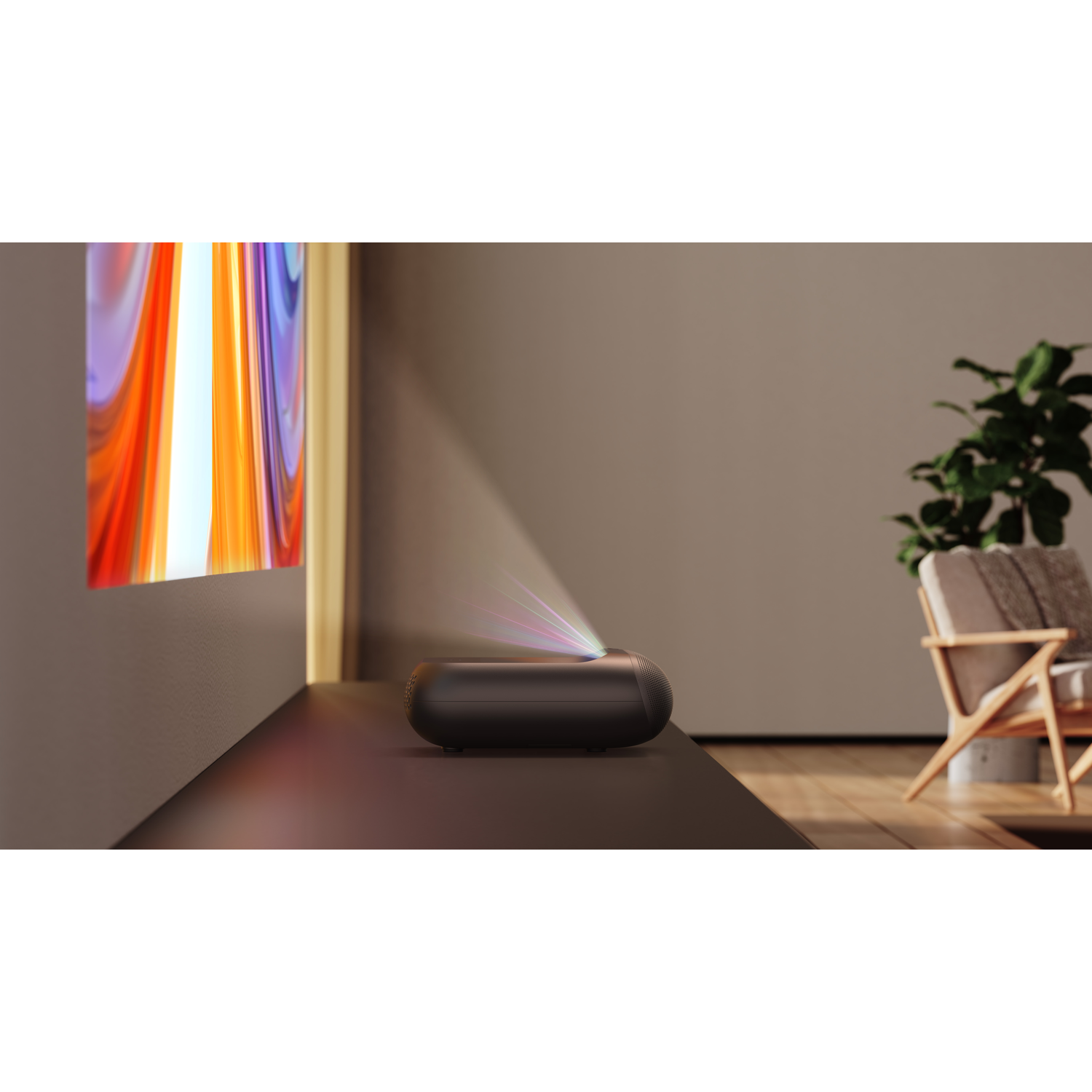 Een zwarte projector projecteert een kleurrijk beeld op een muur. Een lichtstraal schijnt.