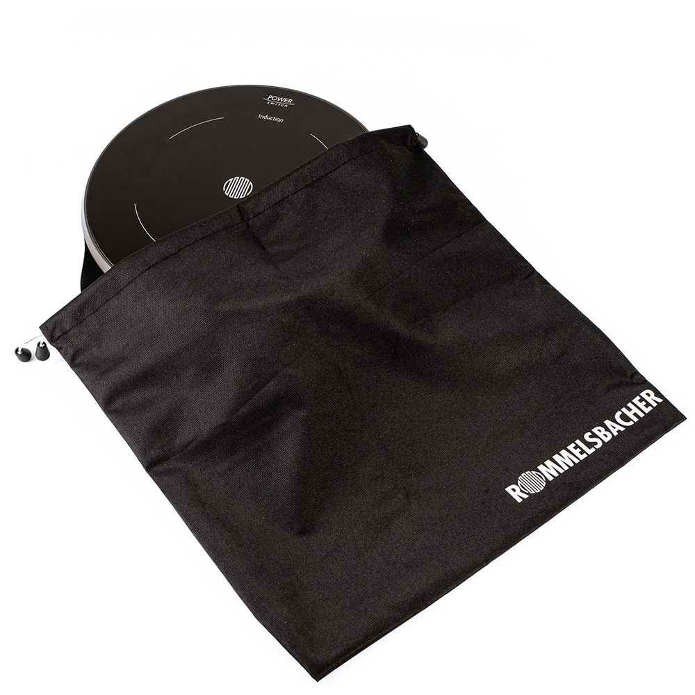 Schwarzes Induktionskochgerät in einer schwarzen Tasche mit weiß aufgedrucktem Markennamen.