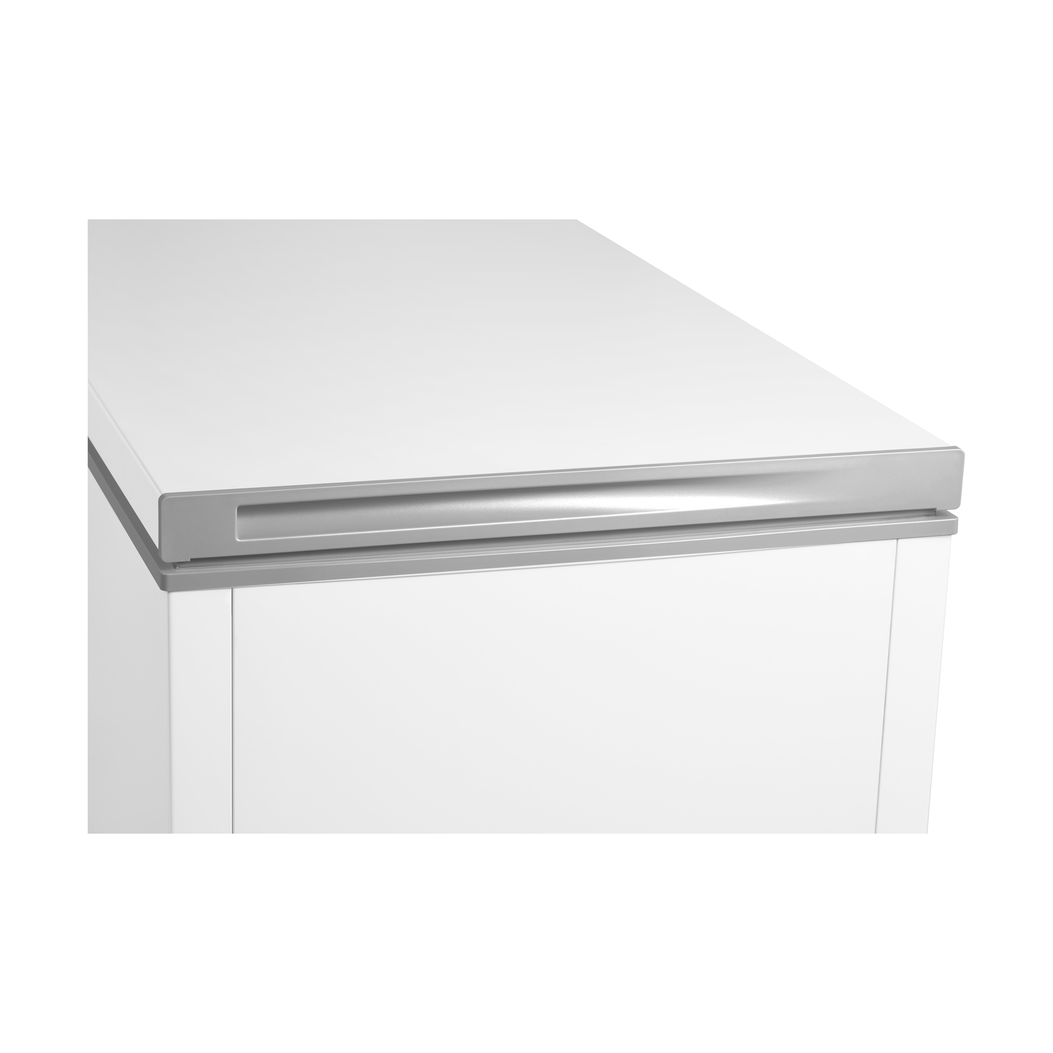 Un primo piano di un congelatore bianco con maniglia argentata, su sfondo bianco.