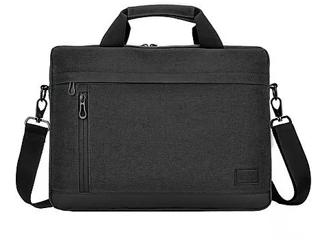 Czarna teczka z uchwytem, kieszenią na zamek i paskiem na ramię na białym tle.