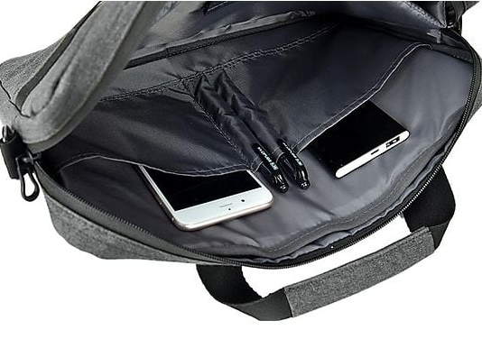 Wewnątrz szarej teczki, telefon, długopisy i biała przenośna ładowarka.