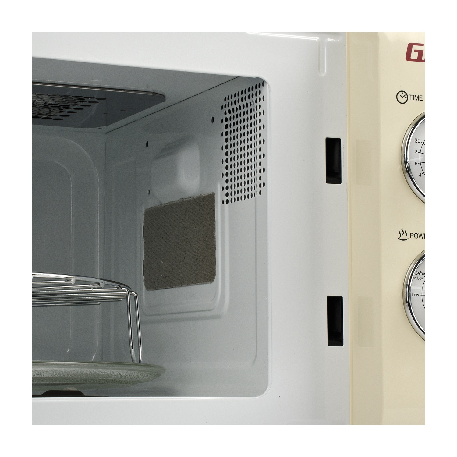 Interno di un forno a microonde retrò color crema.