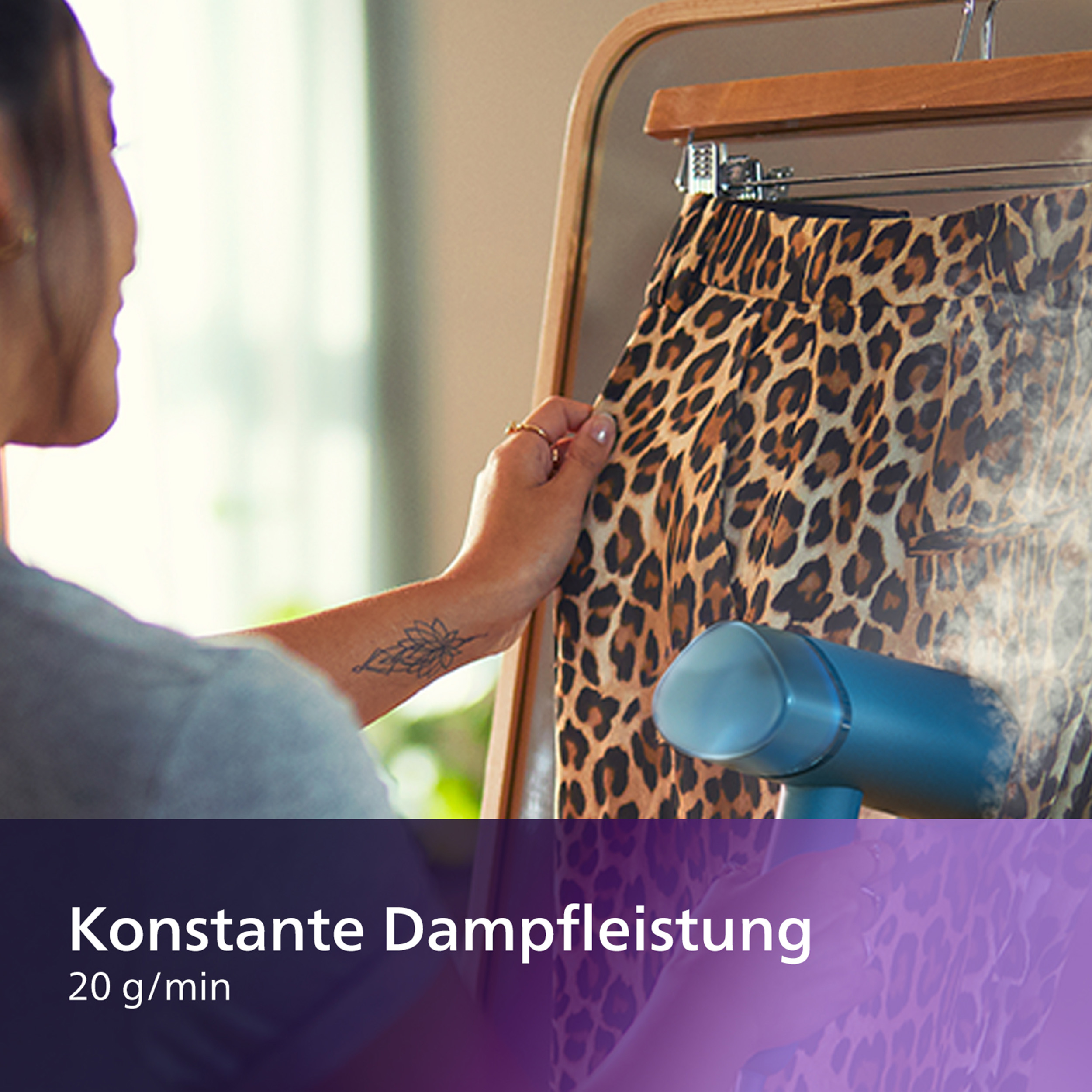 Frau dampft Kleidungsstück mit Handdampfer. Text: 'Konstante Dampfleistung'.