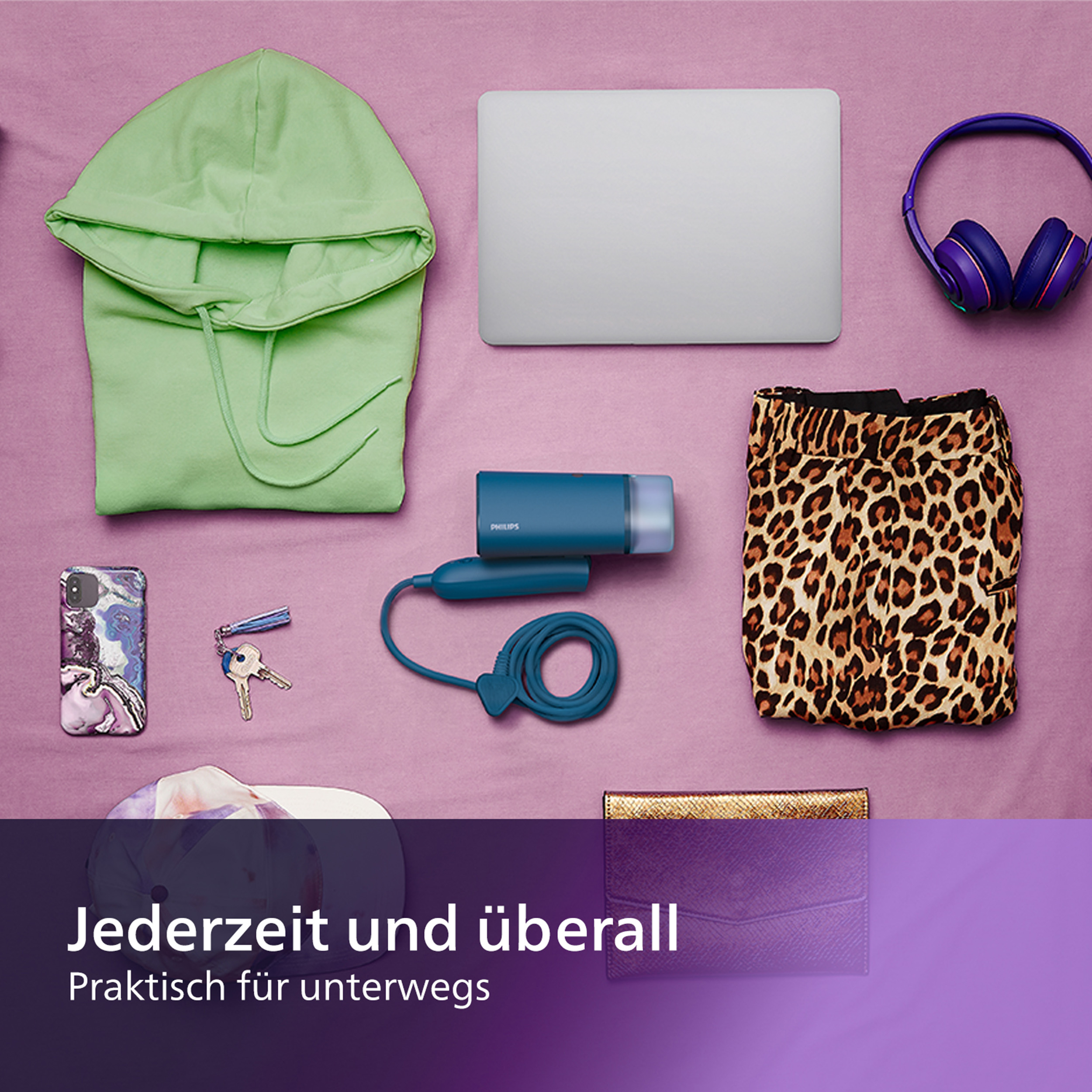 Draufsicht auf verschiedene Gegenstände auf lila Hintergrund.