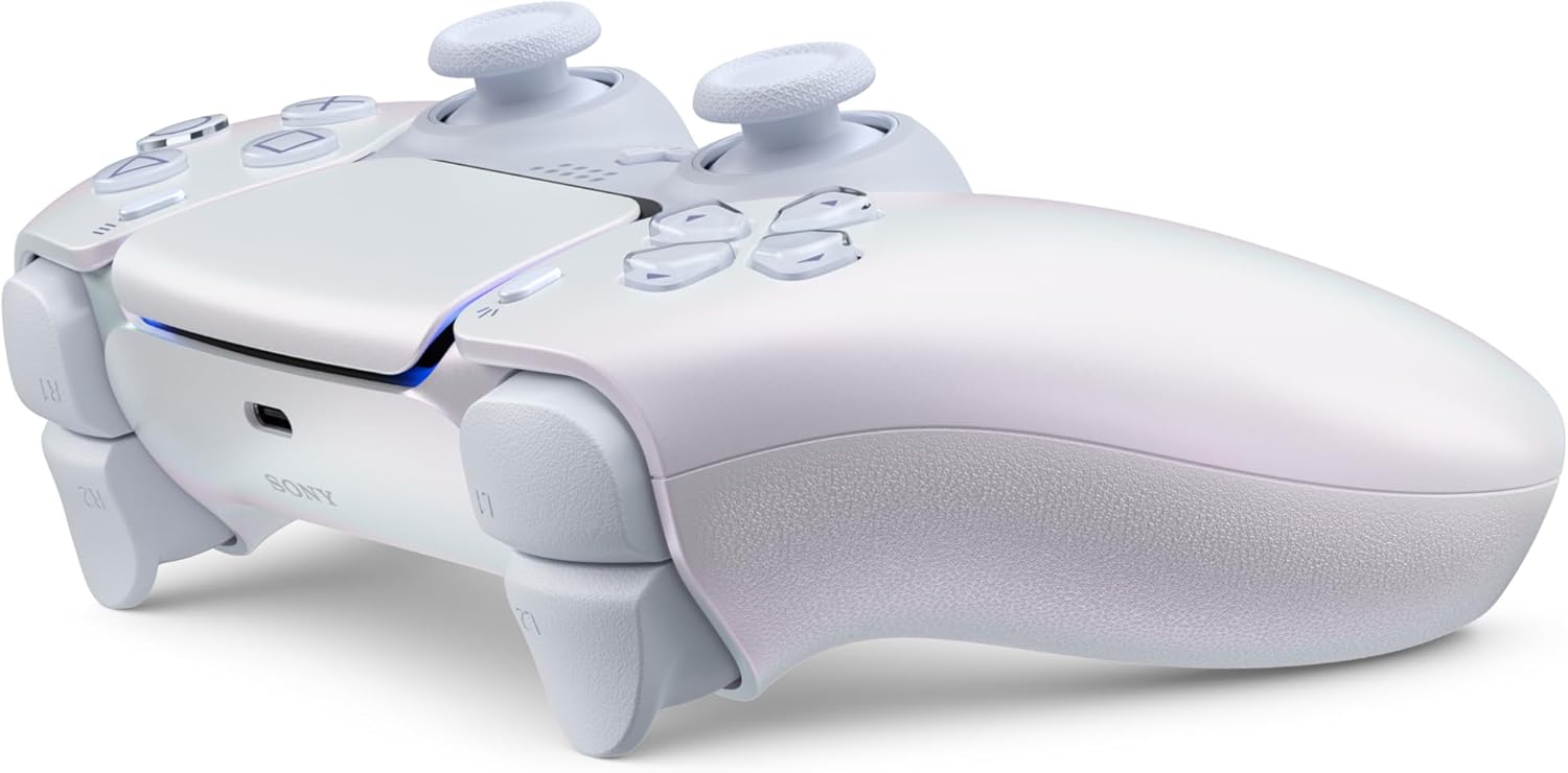 Un mando de juegos blanco y nacarado con varios botones y joysticks.