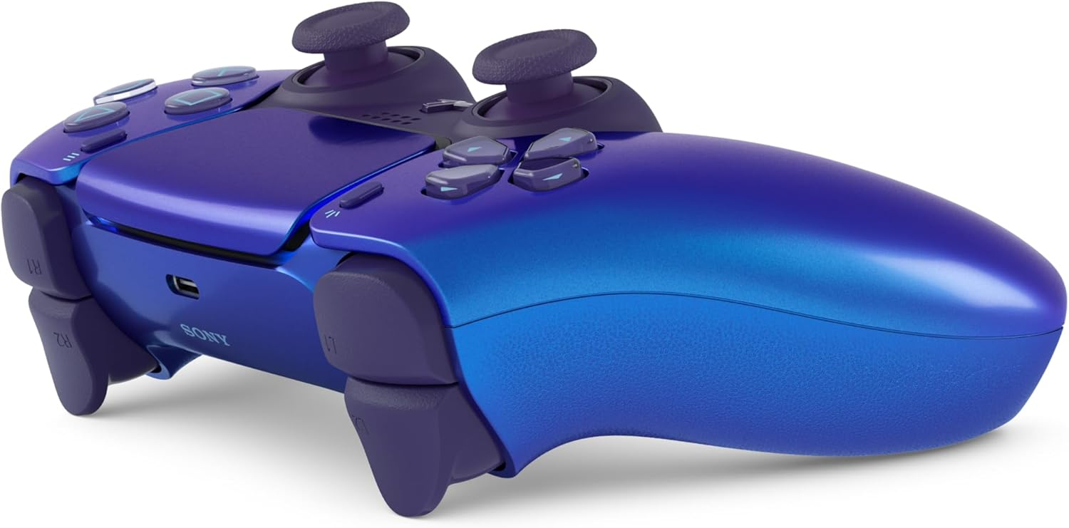 Controlador de Playstation 5 azul y morado sobre superficie blanca.