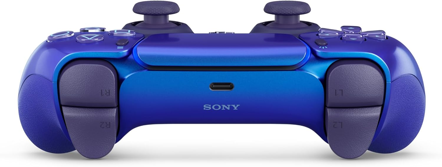 Un mando de PlayStation 5 azul y morado con botones, gatillos y un puerto USB.
