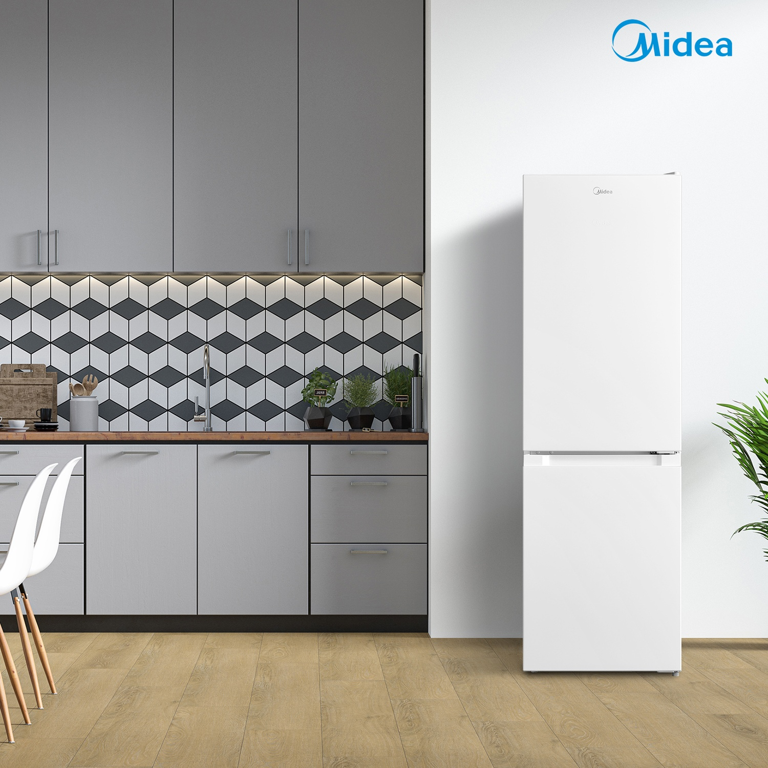Un frigorifero Midea bianco è in una cucina con mobili grigi.
