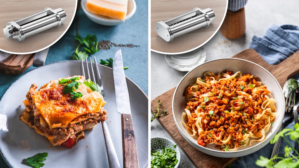 Látható a lasagne és a tészta hússzósszal. A tésztagép a lasagne fölött helyezkedik el. Sajt és evőeszközök is láthatók.