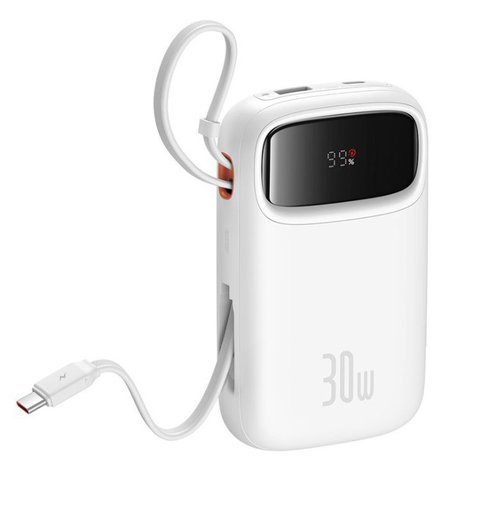 Beyaz güç bankası %99 şarj gösteriyor, USB-C kablosu takılı.