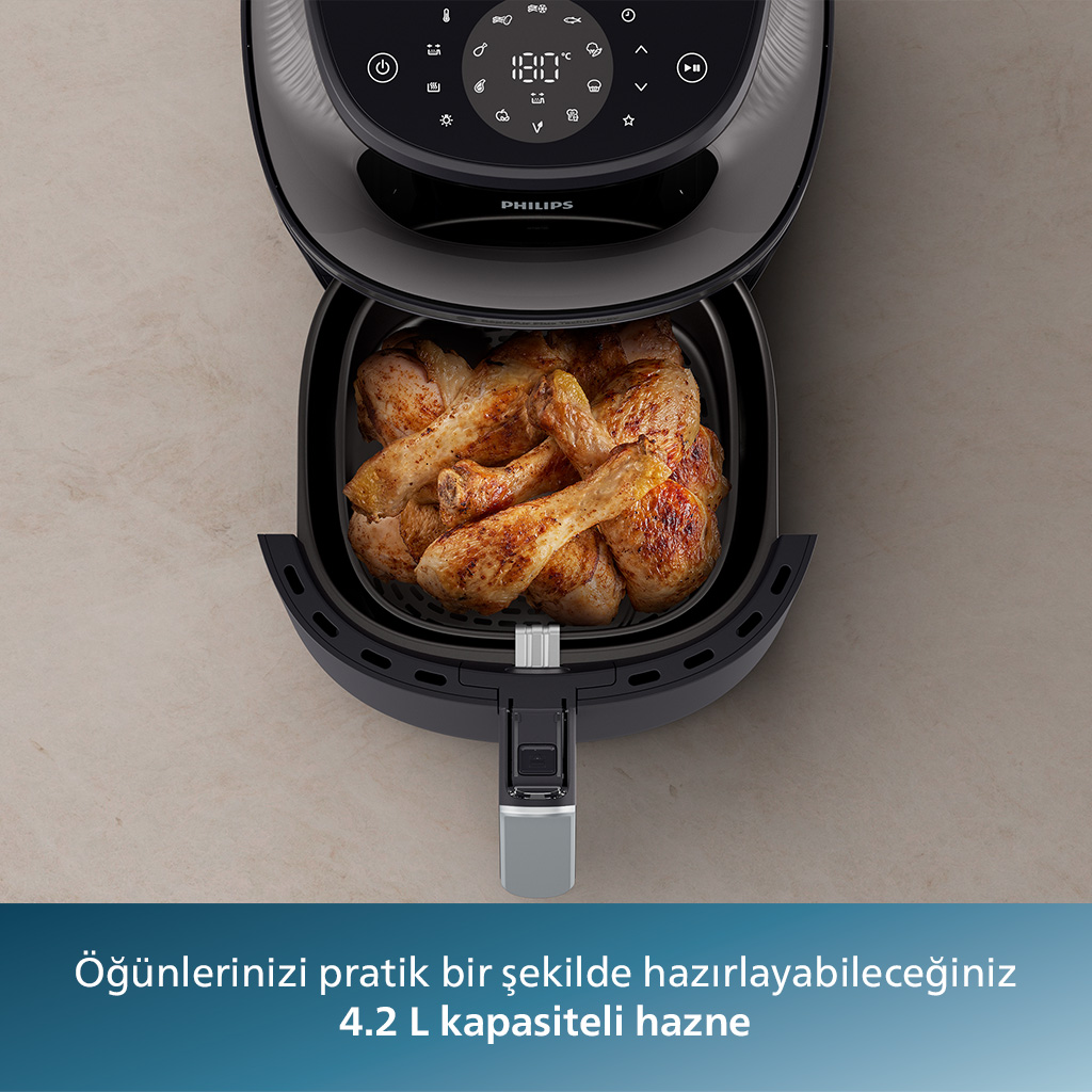 İçinde kızarmış tavuk bulunan hava fritözü. Siyah, yukarıdan görünüm. Philips markası.