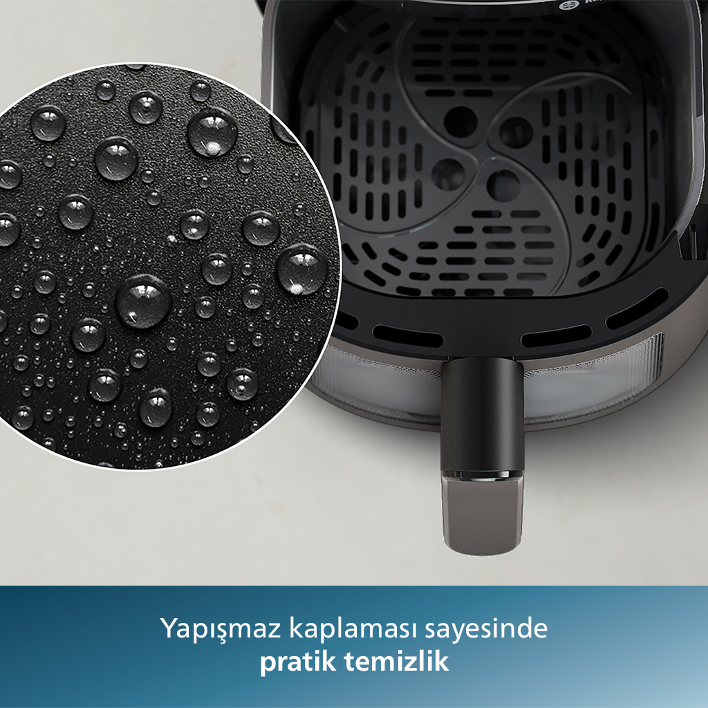 Hava fritözünün iç yüzeyinin, su damlacıklarıyla yakın çekimi. Yapışmaz kaplama. Siyah arka plan.