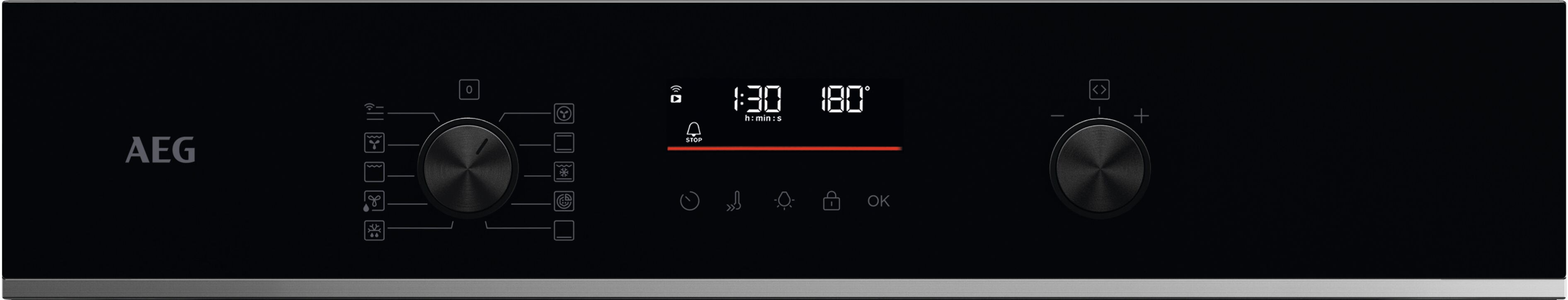 Schwarzes Backofen-Bedienfeld mit Drehknöpfen, einem Display und einer Digitaluhr.