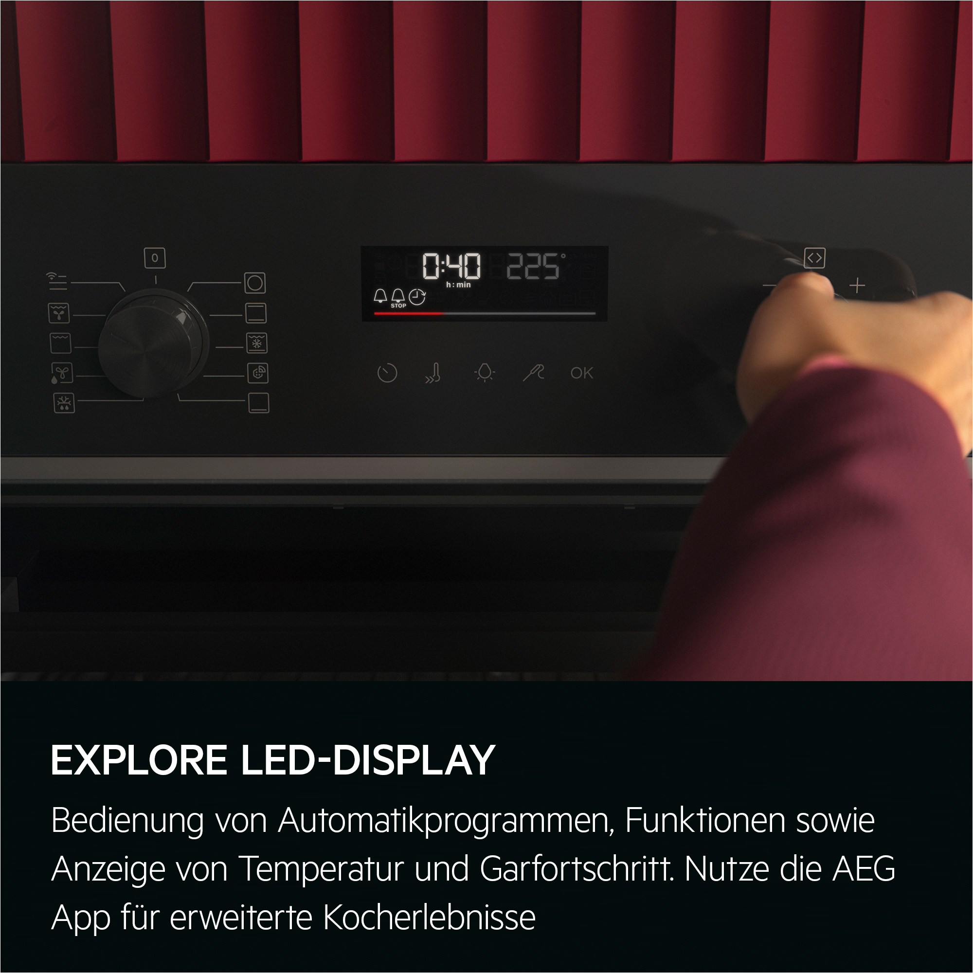 Eine Hand berührt ein Ofendisplay mit rotem Hintergrund.