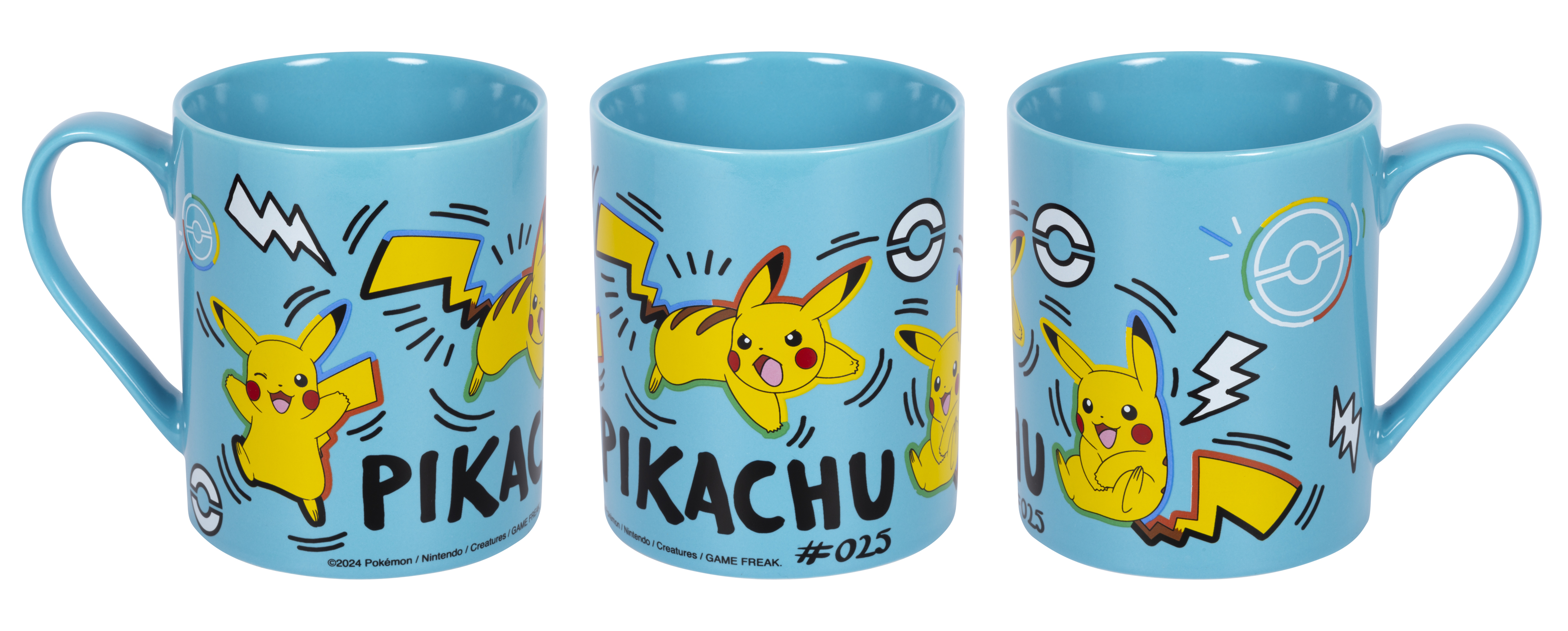 Drei blaue Pikachu-Tassen mit Pikachu-Illustrationen und Text. Die Tassen haben Henkel, und das Pikachu-Design wiederholt sich.