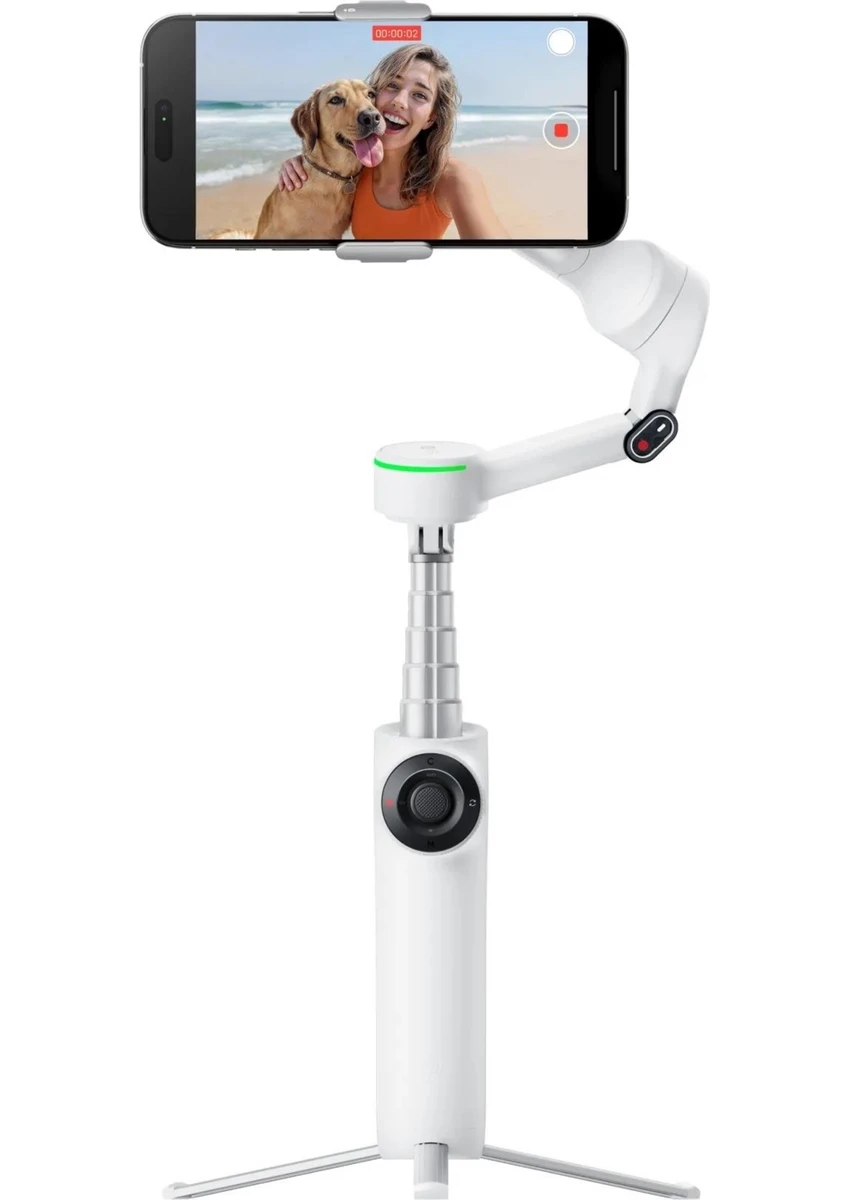 Telefon ve bir kadın ve k öpekle beyaz selfie çubuğu.