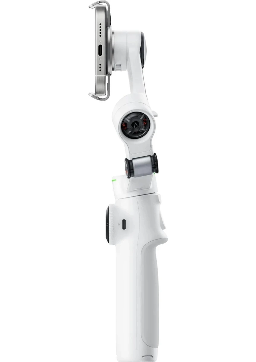 Beyaz ve gümüş renkli, telefona takılı el tipi gimbal, beyaz üzerine izole edilmiş.