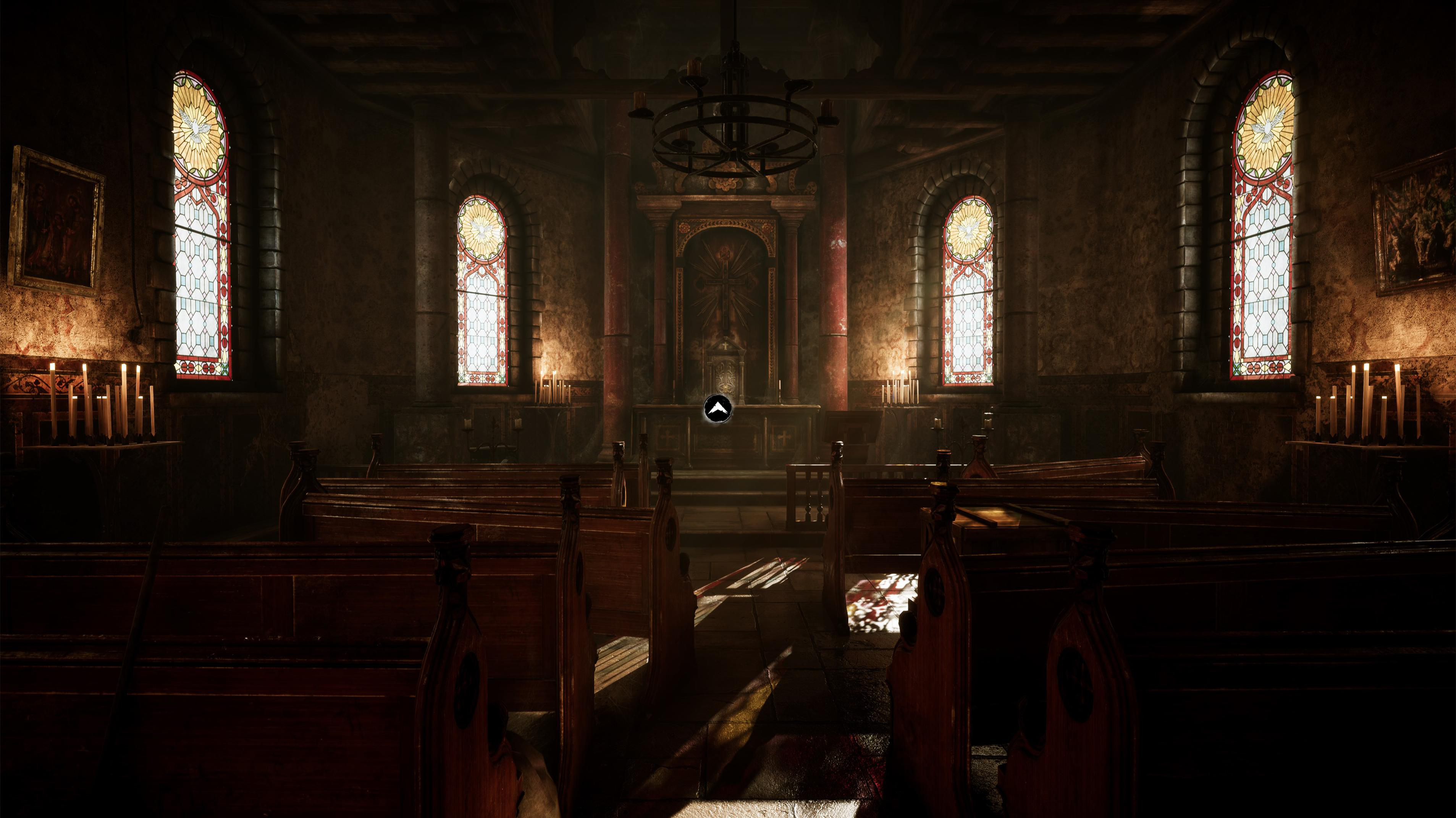 Ein Kircheninnenraum mit Buntglasfenstern und Holzbänken.
