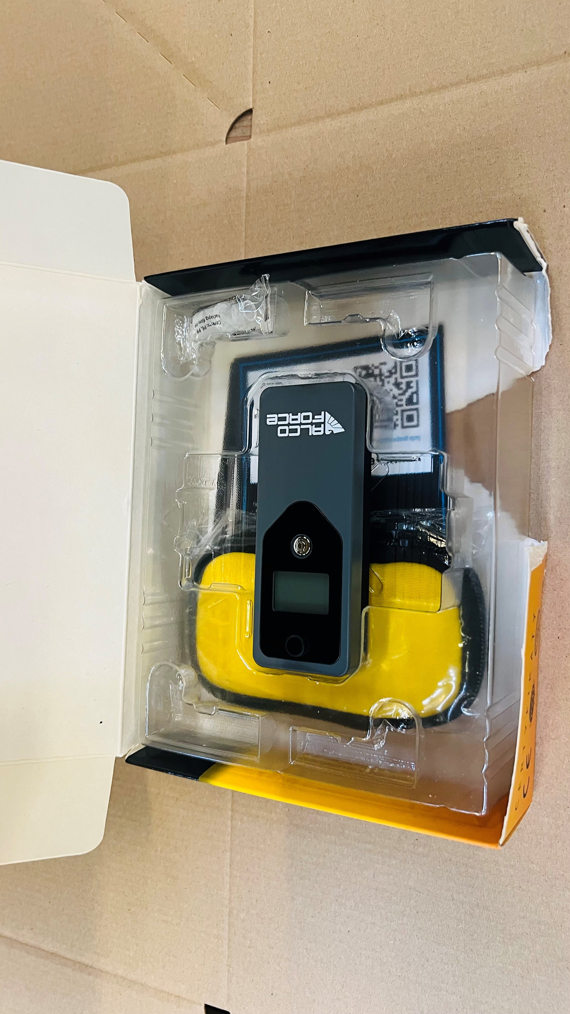 Otwarte opakowanie z alkomatem i akcesoriami.