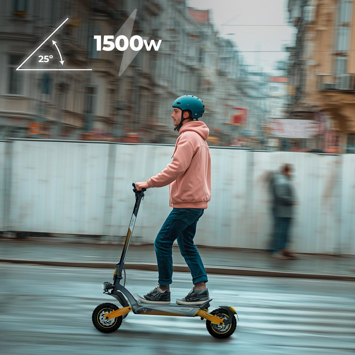 Hombre montando un patinete eléctrico en la calle. Texto muestra 1500W de potencia.