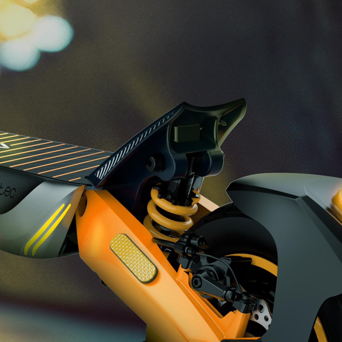 Primer plano de un scooter con detalles naranjas y negros.