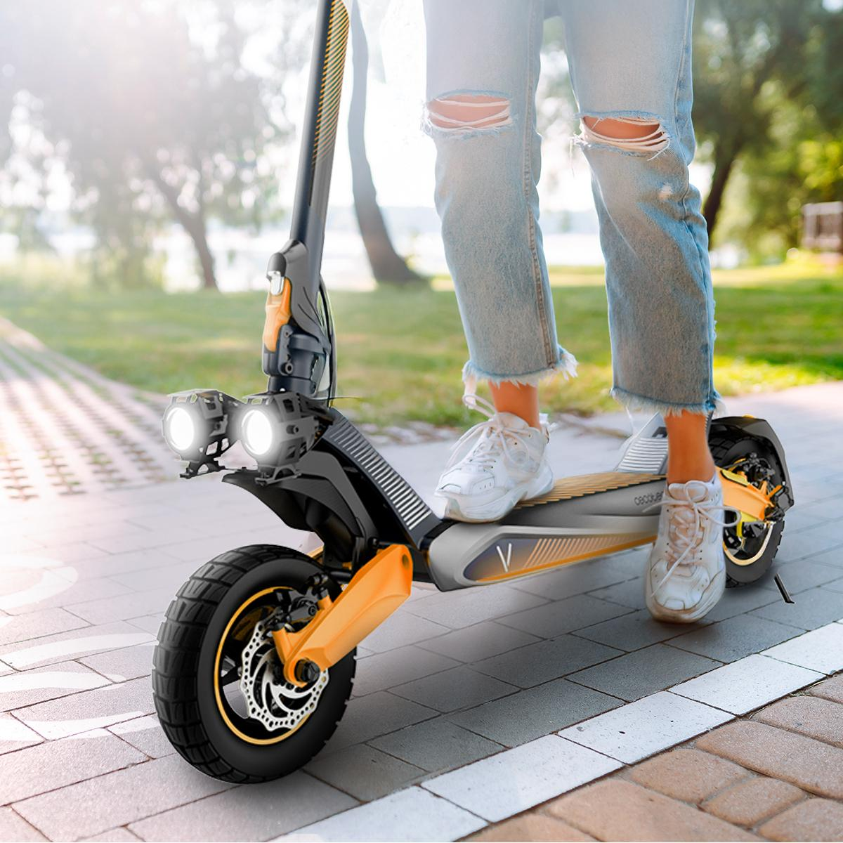 Una persona de pie sobre un elegante patinete eléctrico naranja y negro.