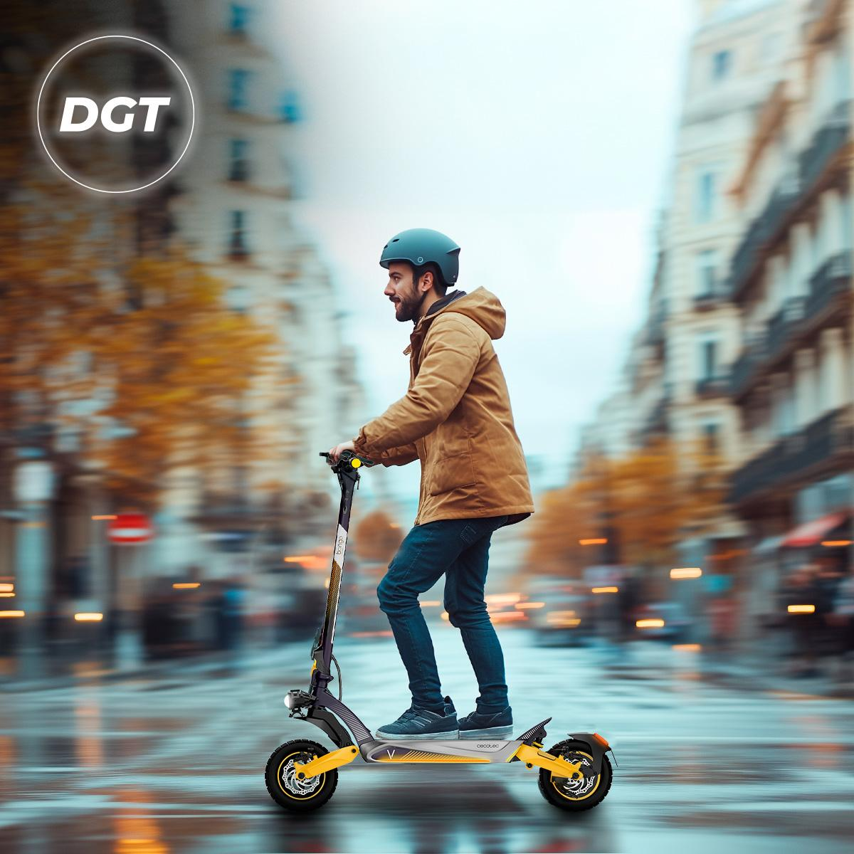 Hombre montando un patinete eléctrico en una calle mojada.