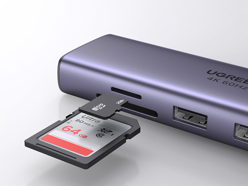 Bir USB hub'ının, bir SD kartın takılı olduğu ve bir micro SD kartın kısmen takılı olduğu yakın çekimi.
